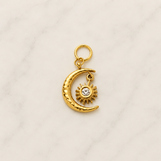 The Charm Bar – Hochwertiger, personalisierbarer Schmuck aus 18K PVD vergoldetem 316L Edelstahl. Wasserfeste Halsketten, Charms und Armbänder für einzigartige Kombinationen – jeder Charm erzählt deine Geschichte. Celestial-Charm. Pandora. Mond-Charm. Stern Charm.