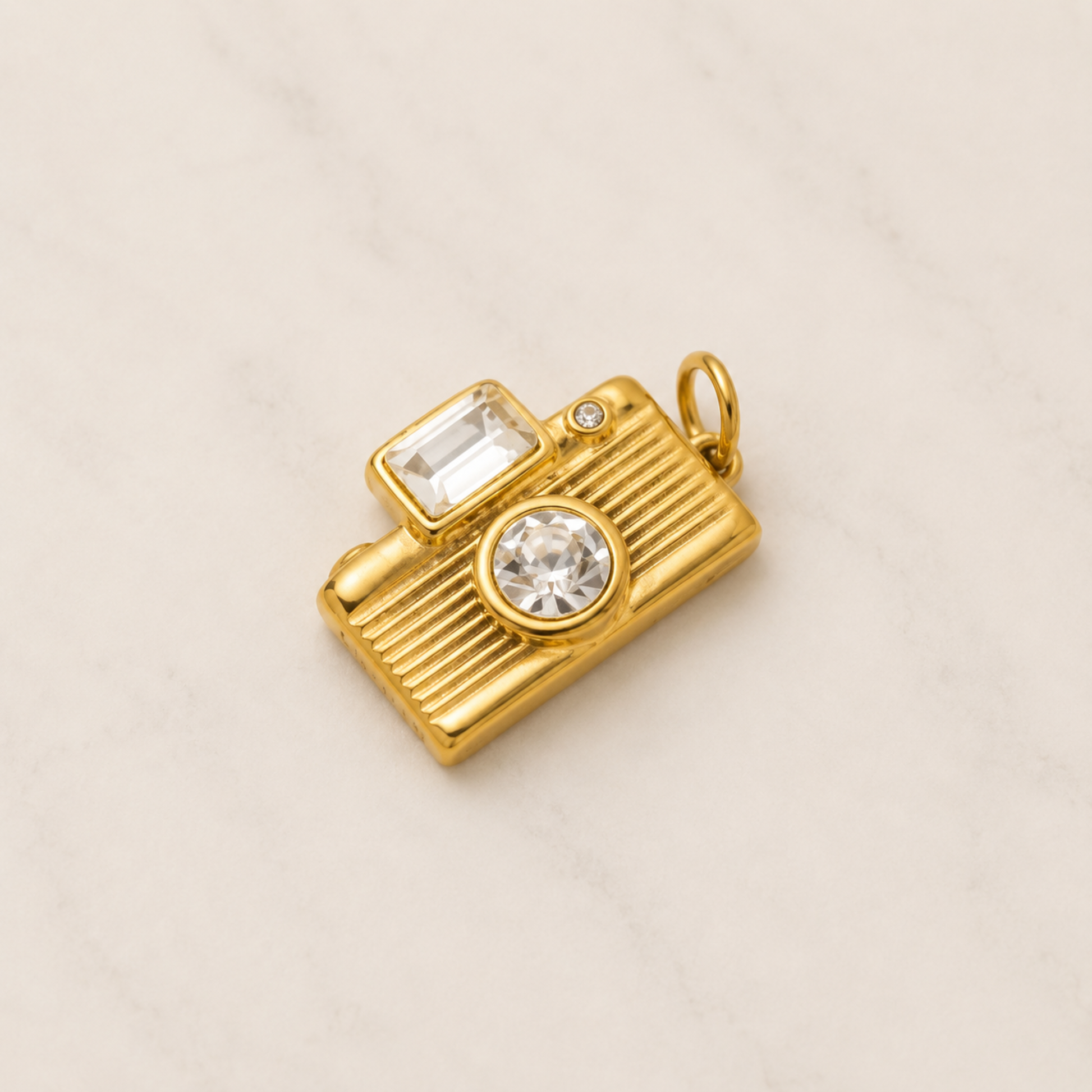 The Charm Bar – Hochwertiger, personalisierbarer Schmuck aus 18K PVD vergoldetem 316L Edelstahl. Wasserfeste Halsketten, Charms und Armbänder für einzigartige Kombinationen – jeder Charm erzählt deine Geschichte. Kamera-Charm. Pandora. 