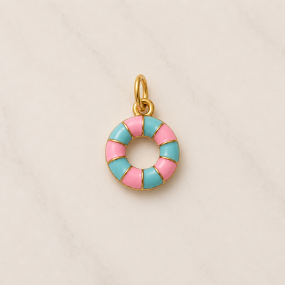 The Charm Bar – Hochwertiger, personalisierbarer Schmuck aus 18K PVD vergoldetem 316L Edelstahl. Wasserfeste Halsketten, Charms und Armbänder für einzigartige Kombinationen – jeder Charm erzählt deine Geschichte. Summer-Charm. Schwimmring-Charm. Summer float-Charm.
