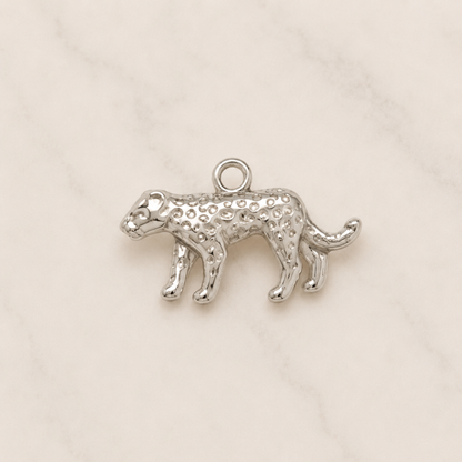 The Charm Bar – Hochwertiger, personalisierbarer Schmuck aus 18K PVD vergoldetem 316L Edelstahl. Wasserfeste Halsketten, Charms und Armbänder für einzigartige Kombinationen – jeder Charm erzählt deine Geschichte. Leopard-Charm