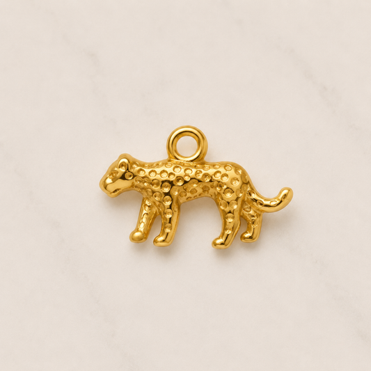 The Charm Bar – Hochwertiger, personalisierbarer Schmuck aus 18K PVD vergoldetem 316L Edelstahl. Wasserfeste Halsketten, Charms und Armbänder für einzigartige Kombinationen – jeder Charm erzählt deine Geschichte. Leopard-Charm.