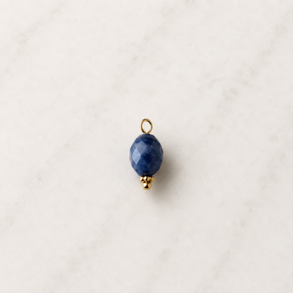 The Charm Bar – Hochwertiger, personalisierbarer Schmuck aus 18K PVD vergoldetem 316L Edelstahl. Wasserfeste Halsketten, Charms und Armbänder für einzigartige Kombinationen – jeder Charm erzählt deine Geschichte. Edelstein-Charm.