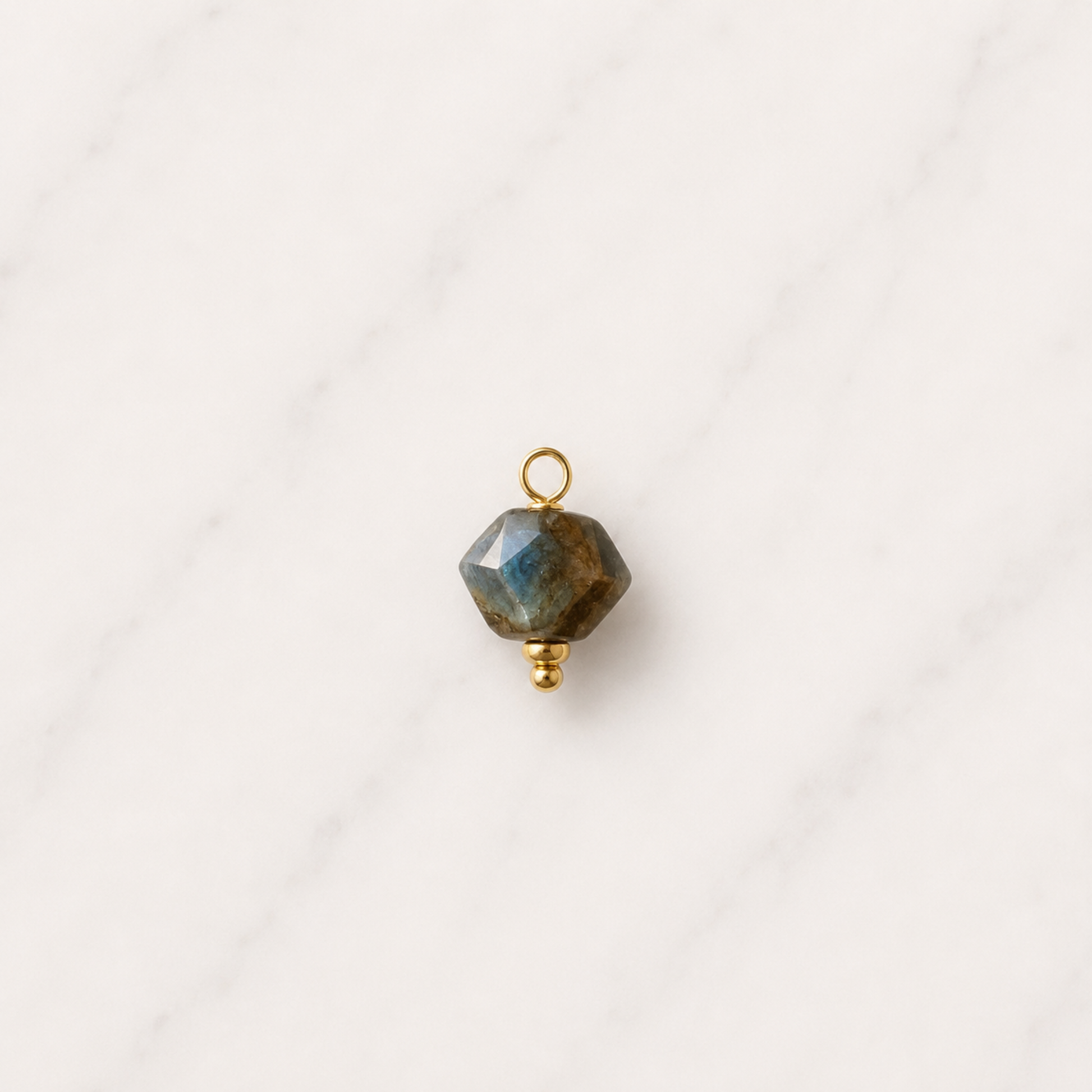 The Charm Bar – Hochwertiger, personalisierbarer Schmuck aus 18K PVD vergoldetem 316L Edelstahl. Wasserfeste Halsketten, Charms und Armbänder für einzigartige Kombinationen – jeder Charm erzählt deine Geschichte.