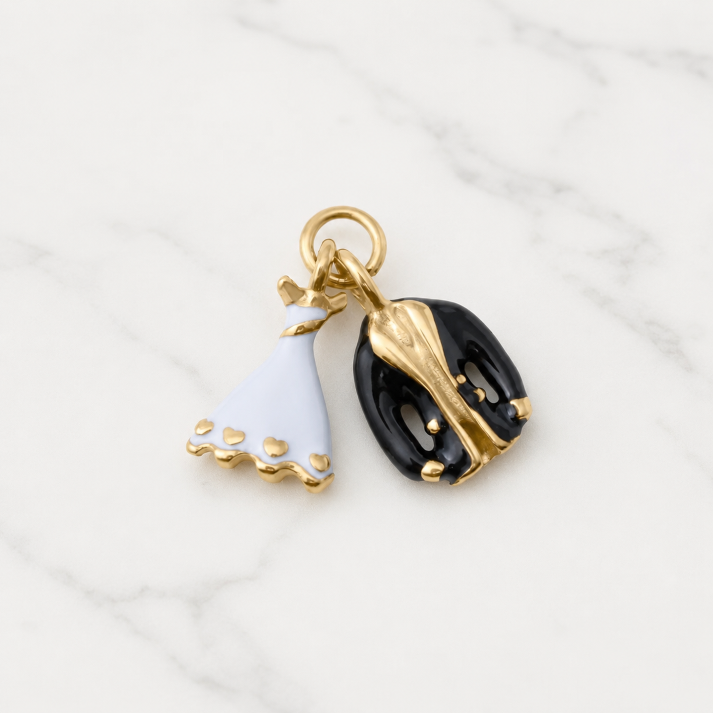 The Charm Bar – Hochwertiger, personalisierbarer Schmuck aus 18K PVD vergoldetem 316L Edelstahl. Wasserfeste Halsketten, Charms und Armbänder für einzigartige Kombinationen – jeder Charm erzählt deine Geschichte. The Bridal Charm. Wedding Charms.
