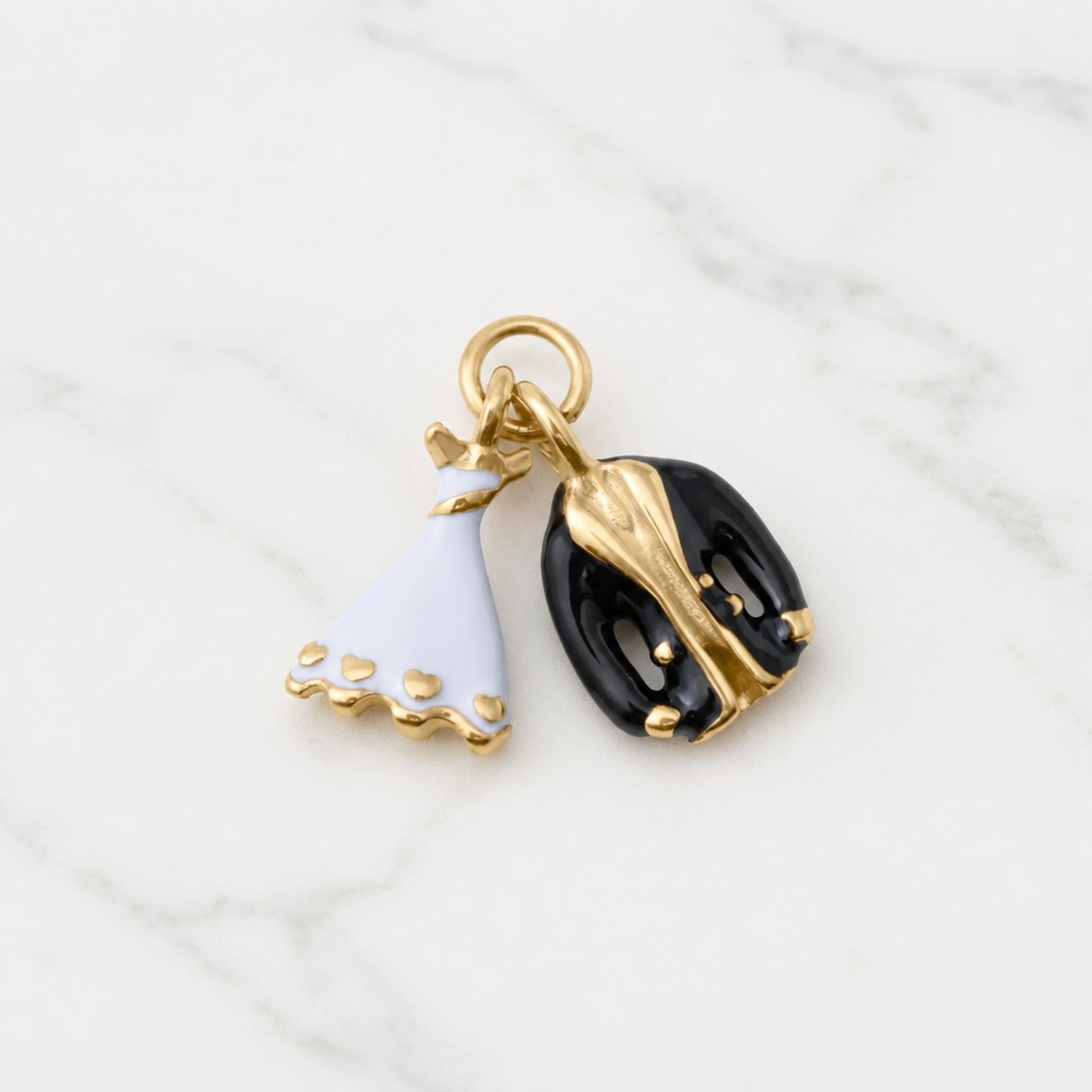 The Charm Bar – Hochwertiger, personalisierbarer Schmuck aus 18K PVD vergoldetem 316L Edelstahl. Wasserfeste Halsketten, Charms und Armbänder für einzigartige Kombinationen – jeder Charm erzählt deine Geschichte. The Bridal Charm. Wedding Charms.