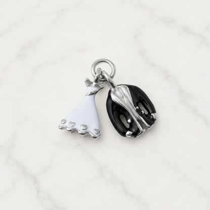 The Charm Bar – Hochwertiger, personalisierbarer Schmuck aus 18K PVD vergoldetem 316L Edelstahl. Wasserfeste Halsketten, Charms und Armbänder für einzigartige Kombinationen – jeder Charm erzählt deine Geschichte. The Bridal Duo Charm