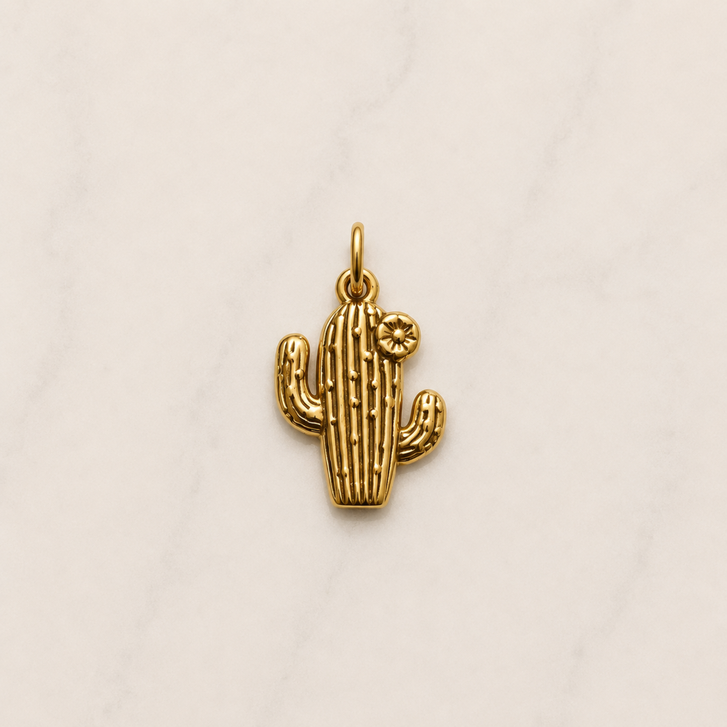 Ein goldener Kaktus-Charm mit feinen Details und einer kleinen Blüte. Der Charm steht für Stärke, Wachstum und Lebensfreude – perfekt für alle, die ein verspieltes, sommerliches Statement in ihrer Charm-Kombination möchten.