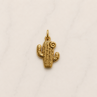 Ein goldener Kaktus-Charm mit feinen Details und einer kleinen Blüte. Der Charm steht für Stärke, Wachstum und Lebensfreude – perfekt für alle, die ein verspieltes, sommerliches Statement in ihrer Charm-Kombination möchten.