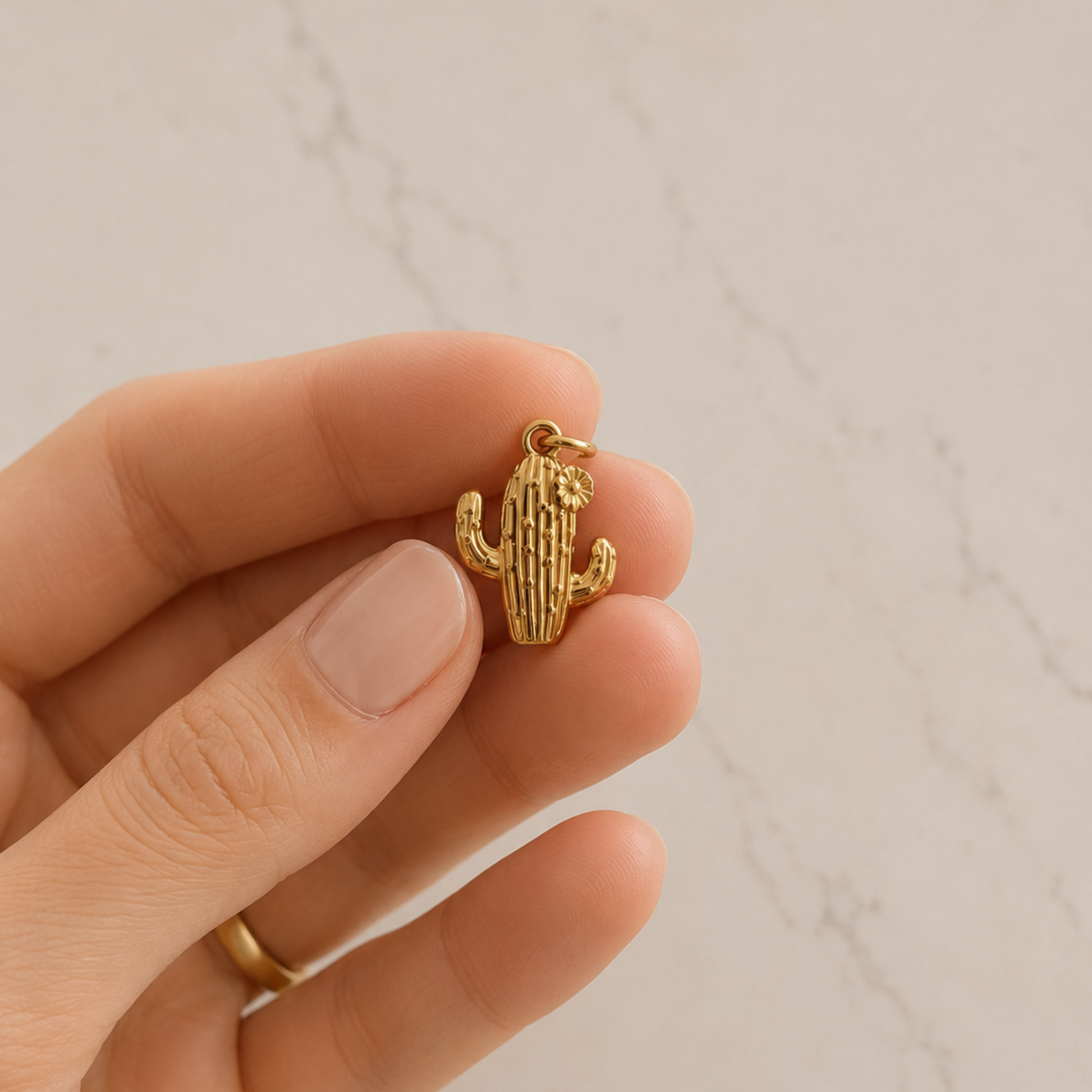 Ein goldener Kaktus-Charm mit feinen Details und einer kleinen Blüte. Der Charm steht für Stärke, Wachstum und Lebensfreude – perfekt für alle, die ein verspieltes, sommerliches Statement in ihrer Charm-Kombination möchten.
