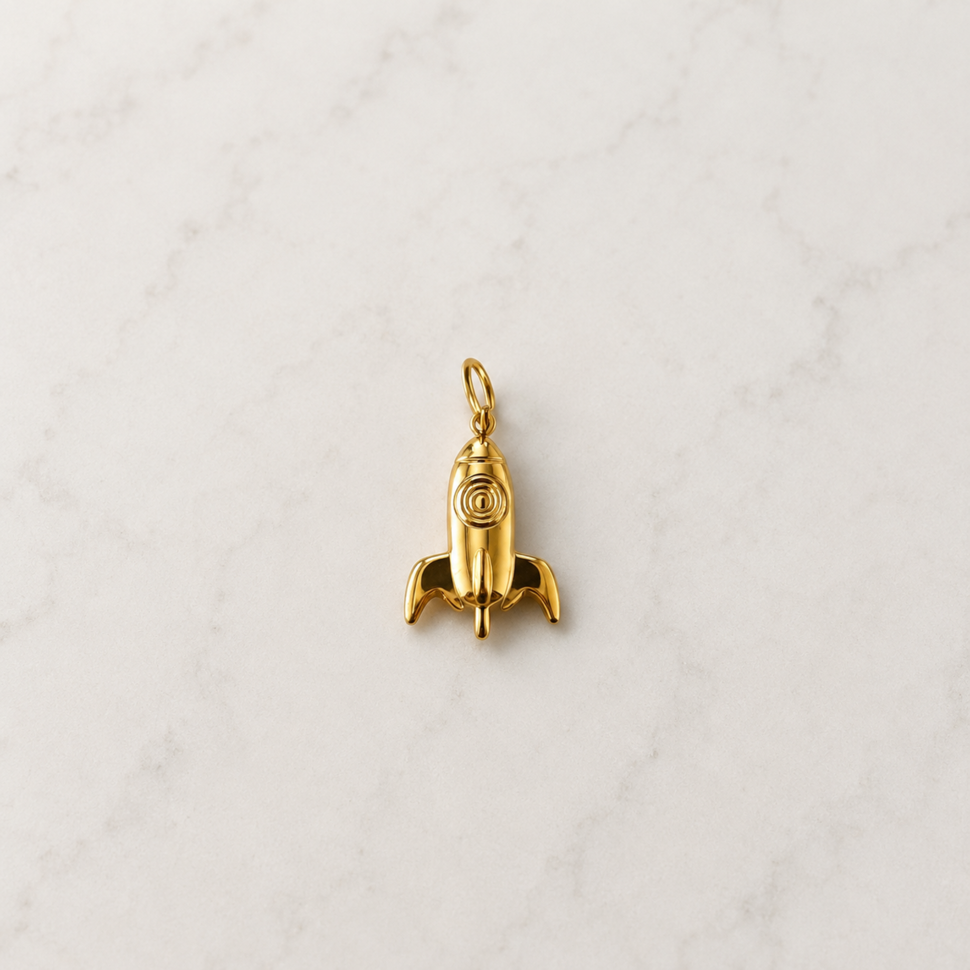Ein verspielter goldener Raketen-Charm für alle, die gross träumen und hoch hinaus wollen. Die kleine Rakete steht für Mut, Neuanfang, Abenteuer und den Glauben daran, dass alles möglich ist. Ein besonderer Charm mit funkelnder Symbolik – perfekt für deine persönliche Charm-Kombination oder als kleines Geschenk mit Bedeutung.