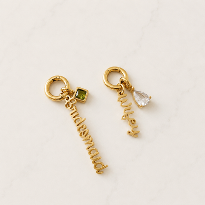 The Bridesmaid Charm, The Wifey Charm. Ein besonderer Charm für die Frauen, die an deinem grossen Tag an deiner Seite stehen. Der elegante Bridesmaid-Schriftzug in Gold ist ein liebevolles Symbol für Freundschaft, Verbundenheit und unvergessliche gemeinsame Momente.

Ob als Geschenk für deine Bridesmaids, als Erinnerung an die Hochzeit oder als Teil deiner persönlichen Charm-Kombination – dieser Charm macht jedes Schmuckstück noch bedeutungsvoller.

Perfekt kombinierbar mit einem funkelnden Stone Charm für 