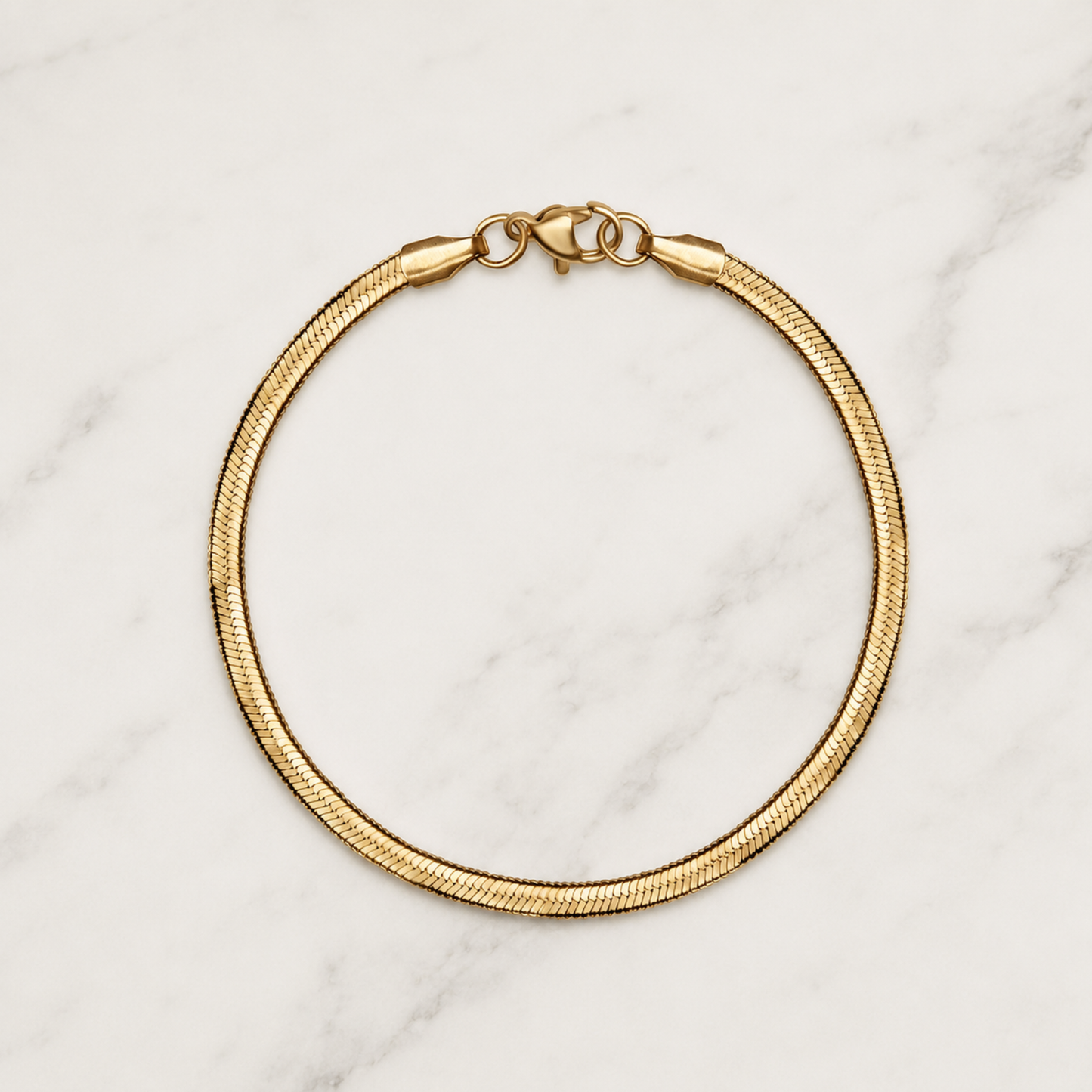 Ein zeitloses, elegantes Goldarmband mit feiner, glänzender Struktur. The Classic Bracelet liegt angenehm am Handgelenk und verleiht jedem Look eine dezente, hochwertige Note – perfekt für jeden Tag und für besondere Momente.

Das Armband ist wasserfest, langlebig und ideal für den Alltag. Es kann minimalistisch alleine getragen oder edel mit weiteren Armbändern kombiniert werden.
