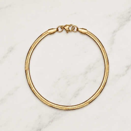 Ein zeitloses, elegantes Goldarmband mit feiner, glänzender Struktur. The Classic Bracelet liegt angenehm am Handgelenk und verleiht jedem Look eine dezente, hochwertige Note – perfekt für jeden Tag und für besondere Momente.

Das Armband ist wasserfest, langlebig und ideal für den Alltag. Es kann minimalistisch alleine getragen oder edel mit weiteren Armbändern kombiniert werden.