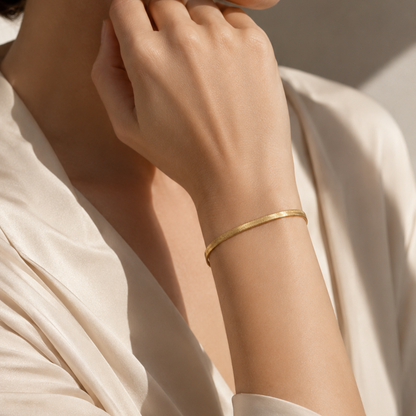 Ein zeitloses, elegantes Goldarmband mit feiner, glänzender Struktur. The Classic Bracelet liegt angenehm am Handgelenk und verleiht jedem Look eine dezente, hochwertige Note – perfekt für jeden Tag und für besondere Momente.

Das Armband ist wasserfest, langlebig und ideal für den Alltag. Es kann minimalistisch alleine getragen oder edel mit weiteren Armbändern kombiniert werden.