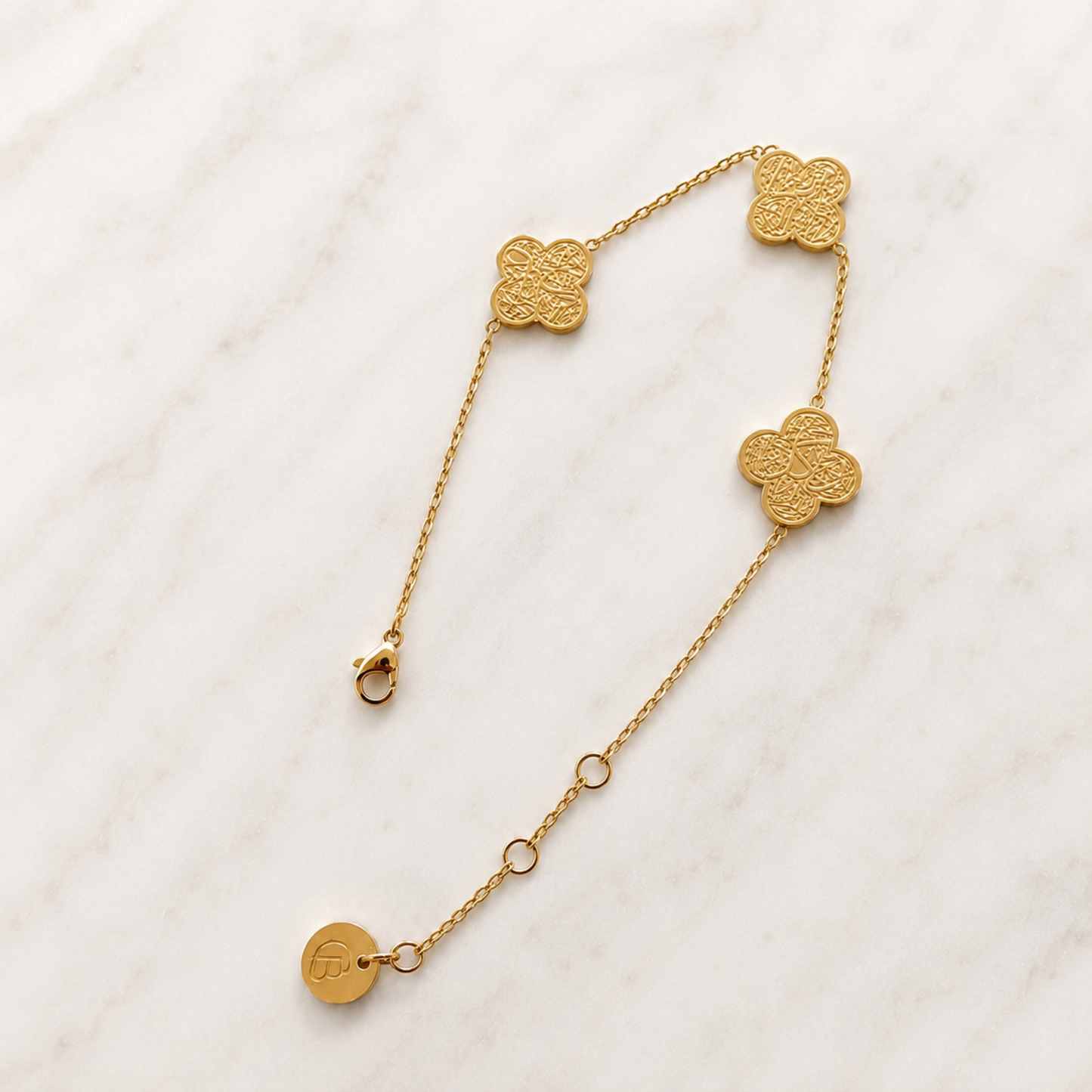 Drei Worte. Drei Erinnerungen. Eine tägliche Begleitung.

Das Three Reminders Bracelet vereint die bedeutungsvollen arabischen Gravuren Sabr, Shukr und Tawakkul – drei Werte, die dich durch jeden Tag begleiten.

Sabr erinnert dich daran, geduldig zu bleiben, auch wenn der Weg herausfordernd ist.
Shukr steht für Dankbarkeit – für die kleinen und grossen Segnungen des Lebens.
Tawakkul bedeutet Vertrauen. Darauf zu vertrauen, dass alles seinen richtigen Zeitpunkt hat.
Ob als Geschenk oder als persönliche Erinn
