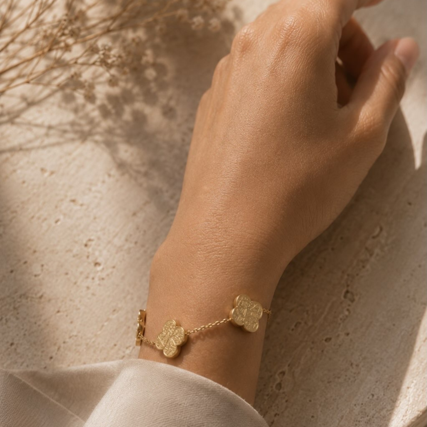 Drei Worte. Drei Erinnerungen. Eine tägliche Begleitung.

Das Three Reminders Bracelet vereint die bedeutungsvollen arabischen Gravuren Sabr, Shukr und Tawakkul – drei Werte, die dich durch jeden Tag begleiten.

Sabr erinnert dich daran, geduldig zu bleiben, auch wenn der Weg herausfordernd ist.
Shukr steht für Dankbarkeit – für die kleinen und grossen Segnungen des Lebens.
Tawakkul bedeutet Vertrauen. Darauf zu vertrauen, dass alles seinen richtigen Zeitpunkt hat.
Ob als Geschenk oder als persönlich