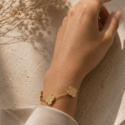 Drei Worte. Drei Erinnerungen. Eine tägliche Begleitung.

Das Three Reminders Bracelet vereint die bedeutungsvollen arabischen Gravuren Sabr, Shukr und Tawakkul – drei Werte, die dich durch jeden Tag begleiten.

Sabr erinnert dich daran, geduldig zu bleiben, auch wenn der Weg herausfordernd ist.
Shukr steht für Dankbarkeit – für die kleinen und grossen Segnungen des Lebens.
Tawakkul bedeutet Vertrauen. Darauf zu vertrauen, dass alles seinen richtigen Zeitpunkt hat.
Ob als Geschenk oder als persönlich