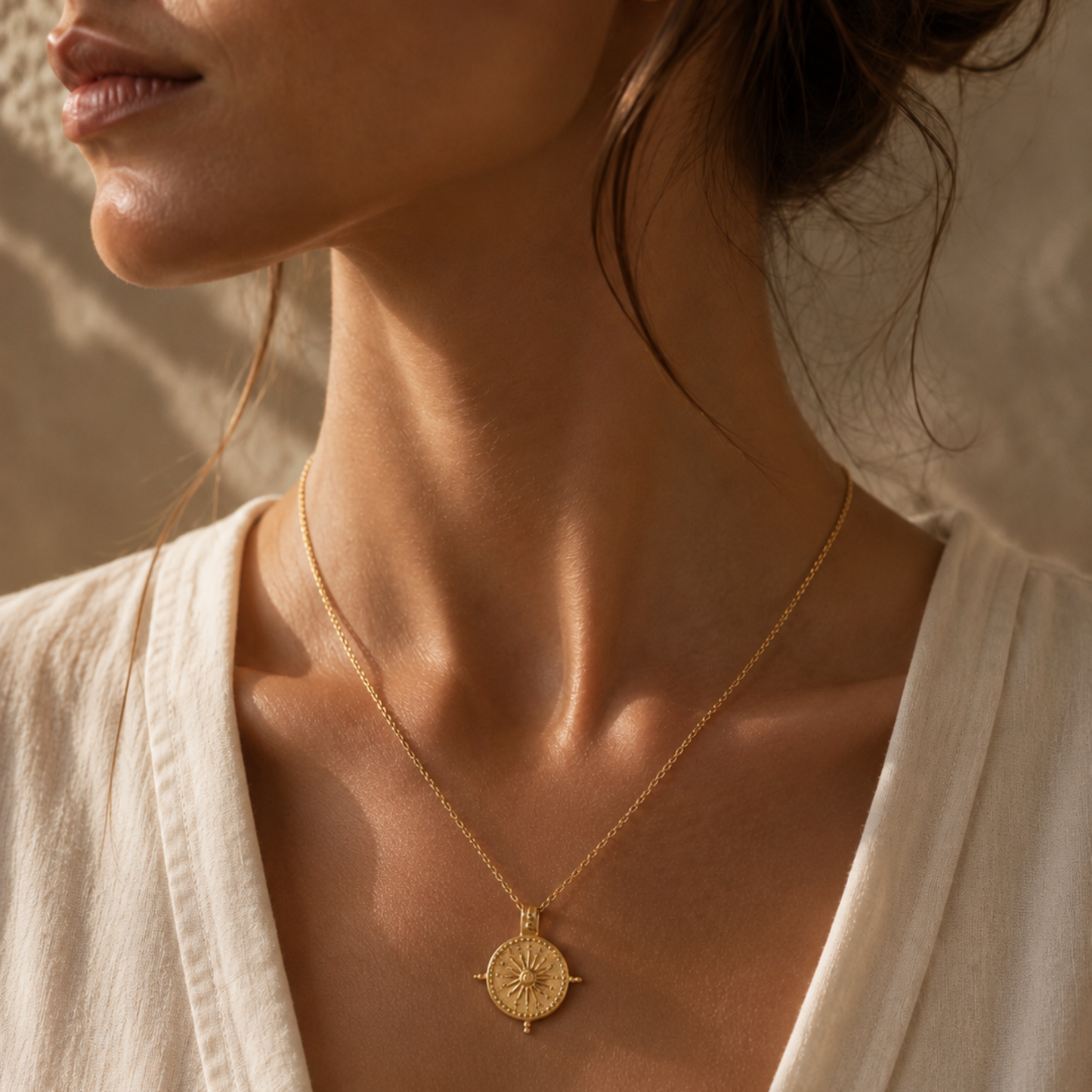 The Charm Bar – Hochwertiger, personalisierbarer Schmuck aus 18K PVD vergoldetem 316L Edelstahl. Wasserfeste Halsketten, Charms und Armbänder für einzigartige Kombinationen – jeder Charm erzählt deine Geschichte. Kompass Kette.