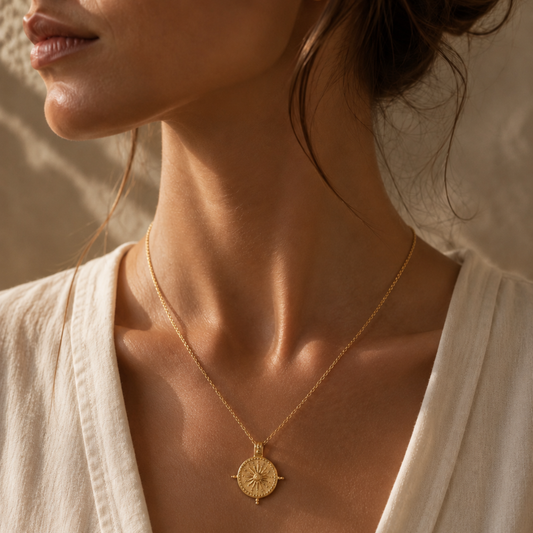 The Charm Bar – Hochwertiger, personalisierbarer Schmuck aus 18K PVD vergoldetem 316L Edelstahl. Wasserfeste Halsketten, Charms und Armbänder für einzigartige Kombinationen – jeder Charm erzählt deine Geschichte. Kompass Kette.