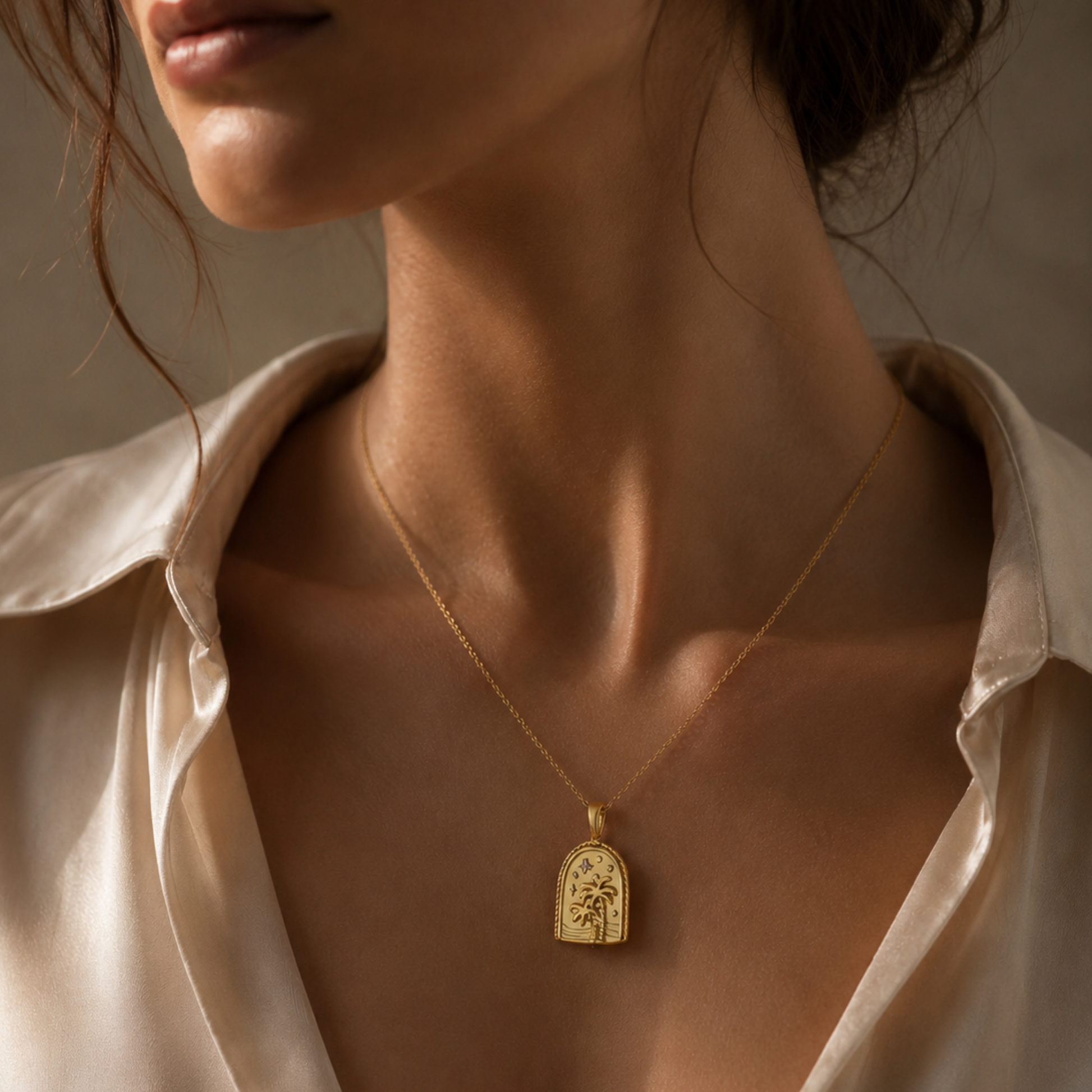 The Charm Bar – Hochwertiger, personalisierbarer Schmuck aus 18K PVD vergoldetem 316L Edelstahl. Wasserfeste Halsketten, Charms und Armbänder für einzigartige Kombinationen – jeder Charm erzählt deine Geschichte. Palmen Kette.