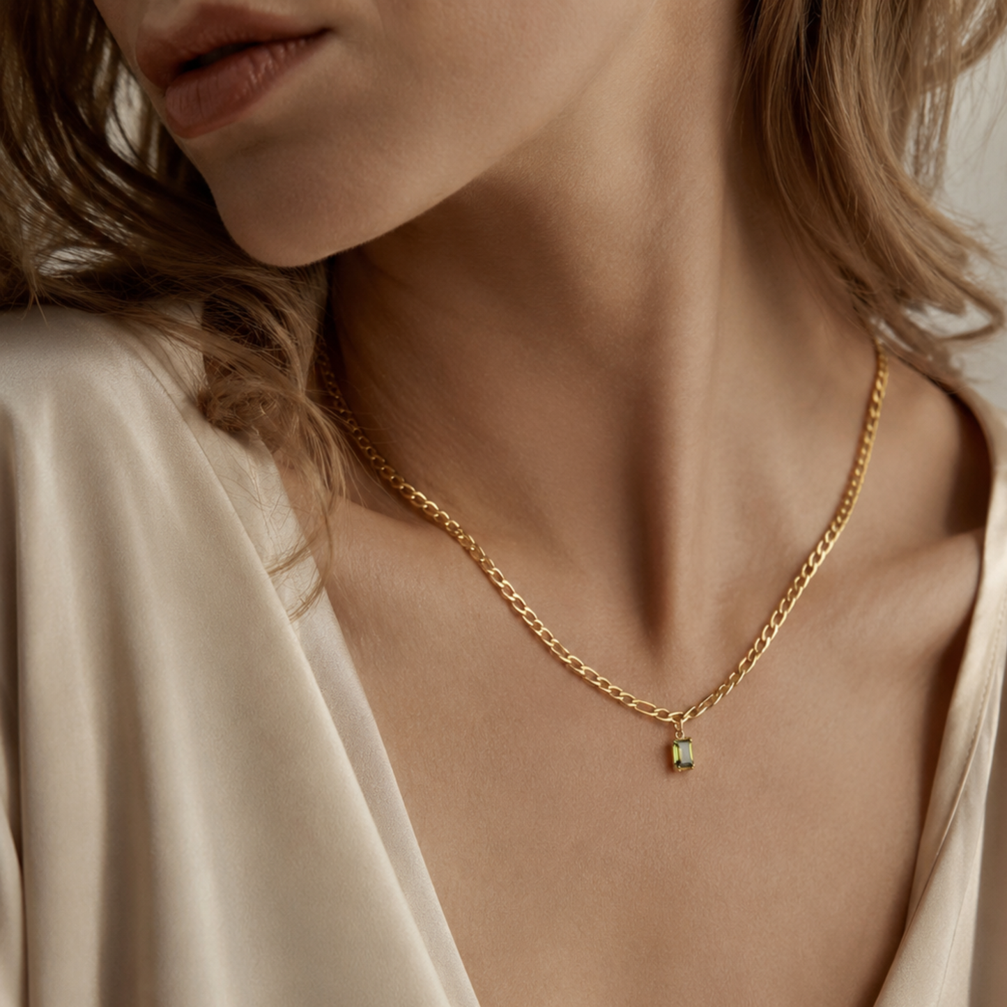 The Charm Bar – Hochwertiger, personalisierbarer Schmuck aus 18K PVD vergoldetem 316L Edelstahl. Wasserfeste Halsketten, Charms und Armbänder für einzigartige Kombinationen – jeder Charm erzählt deine Geschichte. Figaro Kette.