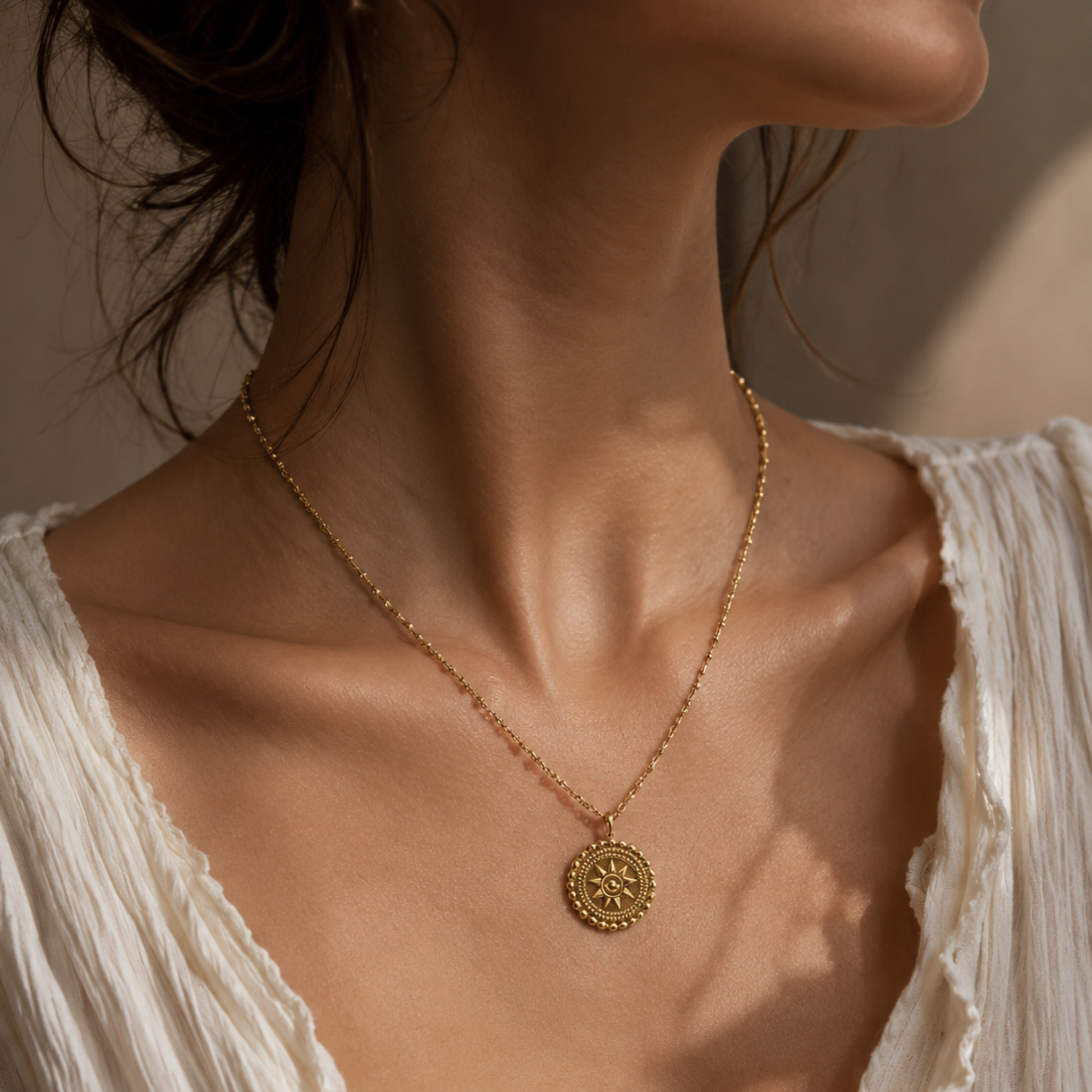 The Charm Bar – Hochwertiger, personalisierbarer Schmuck aus 18K PVD vergoldetem 316L Edelstahl. Wasserfeste Halsketten, Charms und Armbänder für einzigartige Kombinationen – jeder Charm erzählt deine Geschichte. Sonnen Kette. Soleil Necklace.