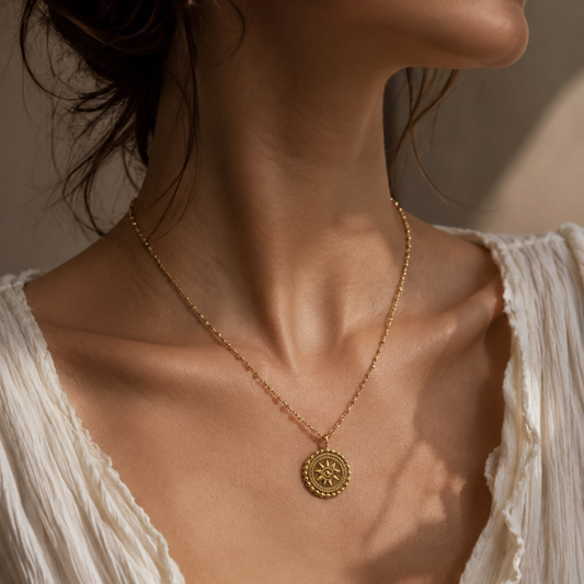 The Charm Bar – Hochwertiger, personalisierbarer Schmuck aus 18K PVD vergoldetem 316L Edelstahl. Wasserfeste Halsketten, Charms und Armbänder für einzigartige Kombinationen – jeder Charm erzählt deine Geschichte. Sonnen Kette. Soleil Necklace.