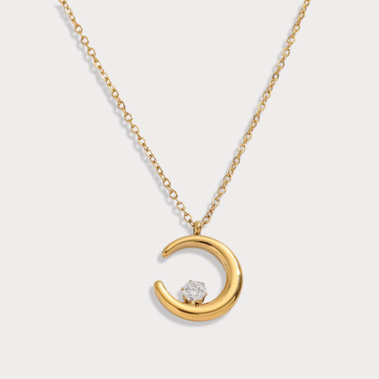 The Charm Bar – Hochwertiger, personalisierbarer Schmuck aus 18K PVD vergoldetem 316L Edelstahl. Wasserfeste Halsketten, Charms und Armbänder für einzigartige Kombinationen – jeder Charm erzählt deine Geschichte. Mond Kette. Moon Charm.