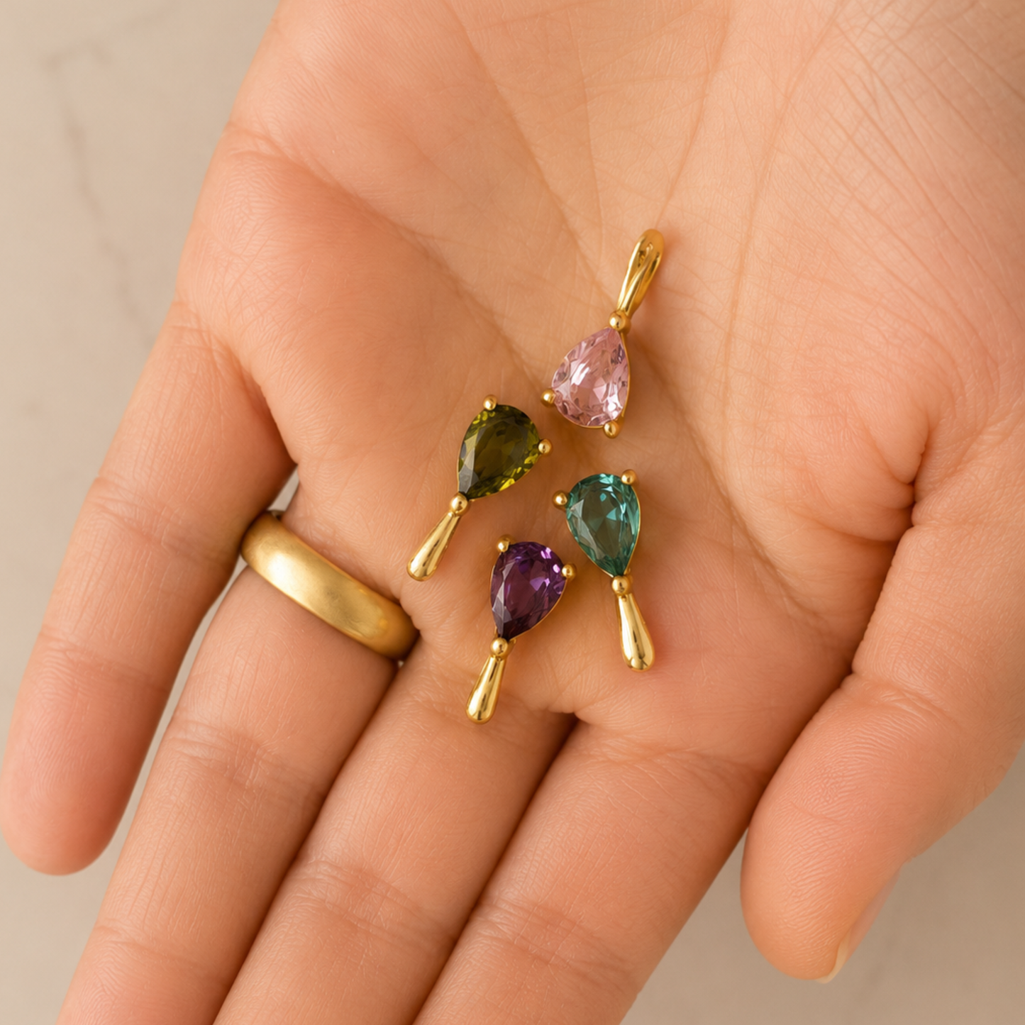The Charm Bar – Hochwertiger, personalisierbarer Schmuck aus 18K PVD vergoldetem 316L Edelstahl. Wasserfeste Halsketten, Charms und Armbänder für einzigartige Kombinationen – jeder Charm erzählt deine Geschichte. Crystal Charms. Zirkonia Charms.