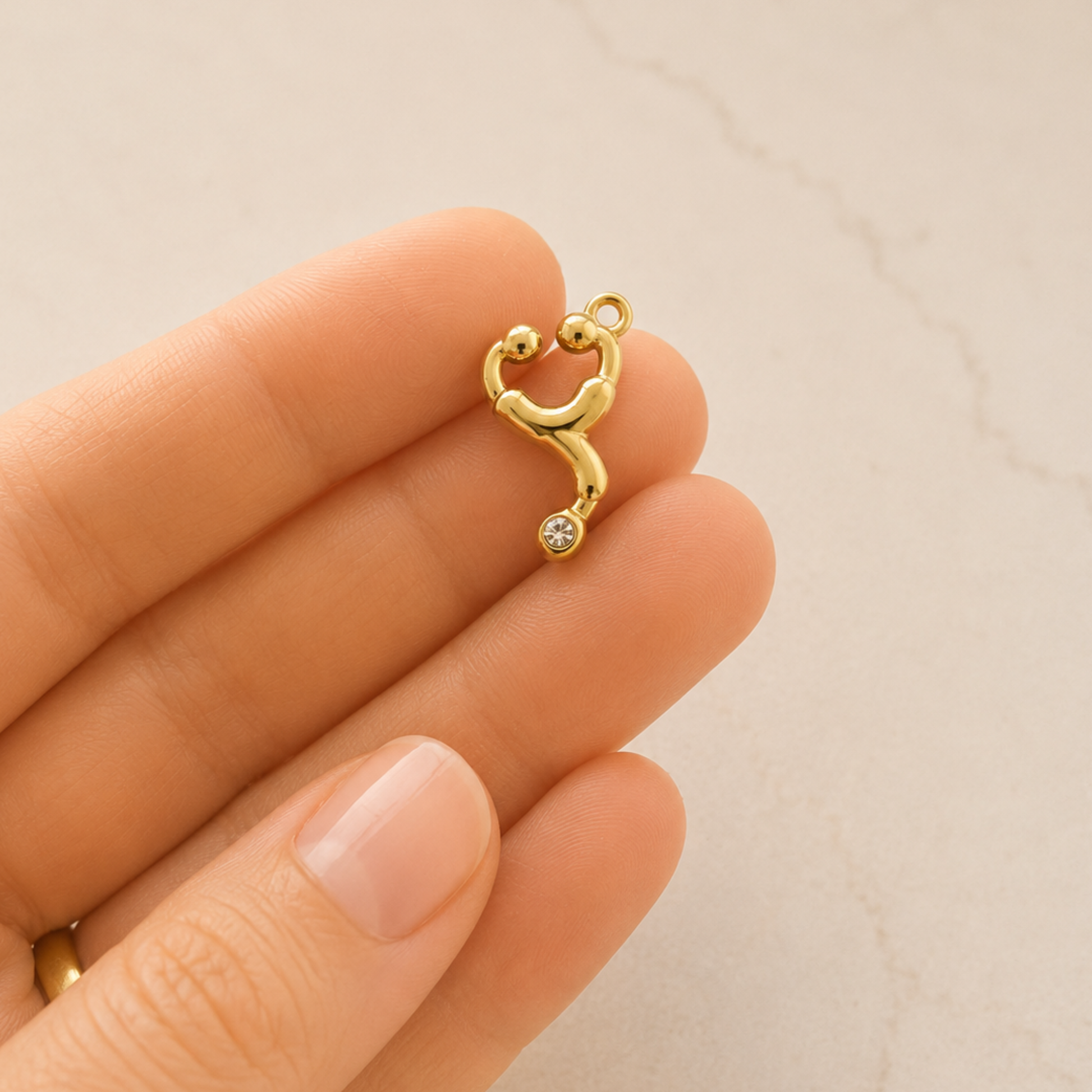 The Charm Bar – Hochwertiger, personalisierbarer Schmuck aus 18K PVD vergoldetem 316L Edelstahl. Wasserfeste Halsketten, Charms und Armbänder für einzigartige Kombinationen – jeder Charm erzählt deine Geschichte. Stethoskop Vharm. Nurse Charm. Dr. Charm. 