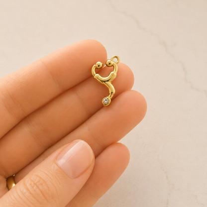 The Charm Bar – Hochwertiger, personalisierbarer Schmuck aus 18K PVD vergoldetem 316L Edelstahl. Wasserfeste Halsketten, Charms und Armbänder für einzigartige Kombinationen – jeder Charm erzählt deine Geschichte. Stethoskop Vharm. Nurse Charm. Dr. Charm. 
