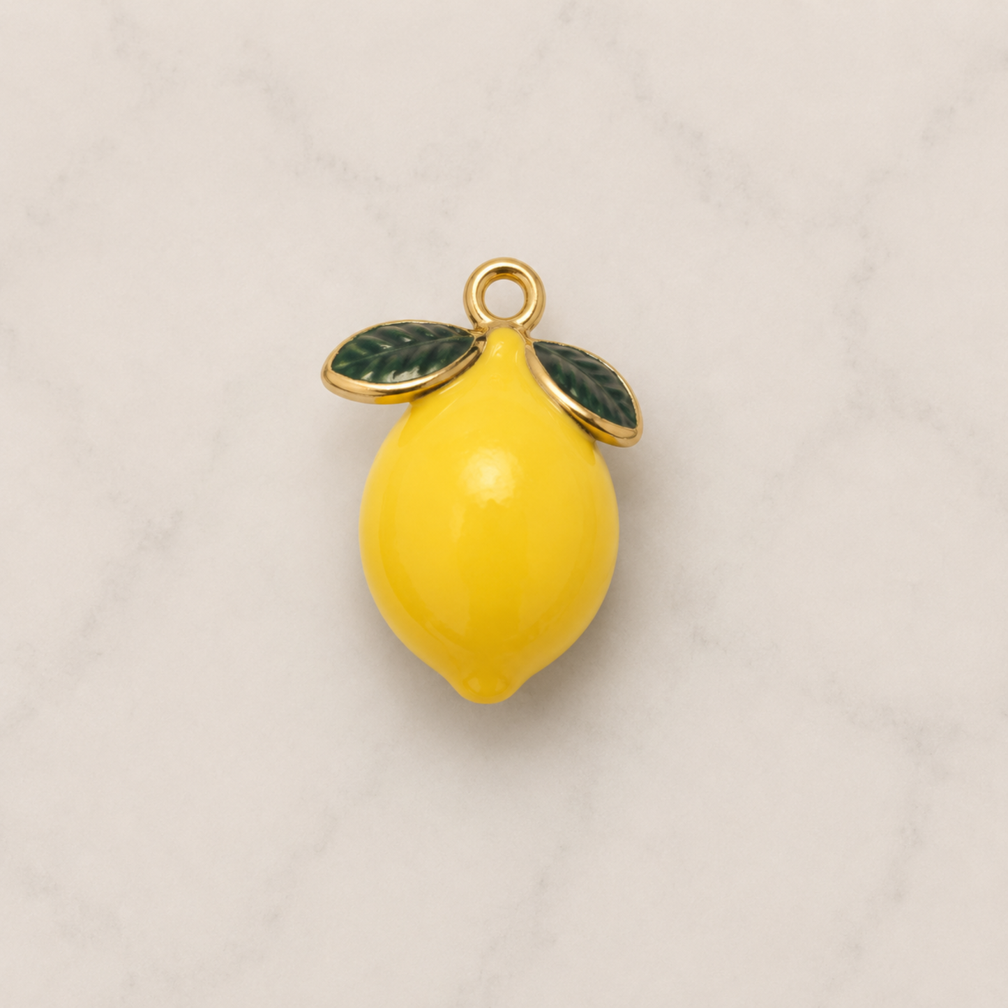 The Charm Bar – Hochwertiger, personalisierbarer Schmuck aus 18K PVD vergoldetem 316L Edelstahl. Wasserfeste Halsketten, Charms und Armbänder für einzigartige Kombinationen – jeder Charm erzählt deine Geschichte. Zitronen Charm. Lemon Charm. Summer Charms.