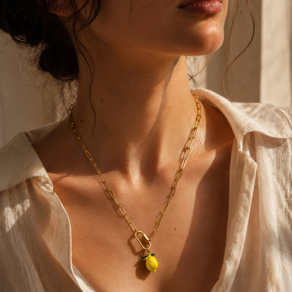 The Charm Bar – Hochwertiger, personalisierbarer Schmuck aus 18K PVD vergoldetem 316L Edelstahl. Wasserfeste Halsketten, Charms und Armbänder für einzigartige Kombinationen – jeder Charm erzählt deine Geschichte. Zitronen Charm. Lemon Charm. Summer Charms.