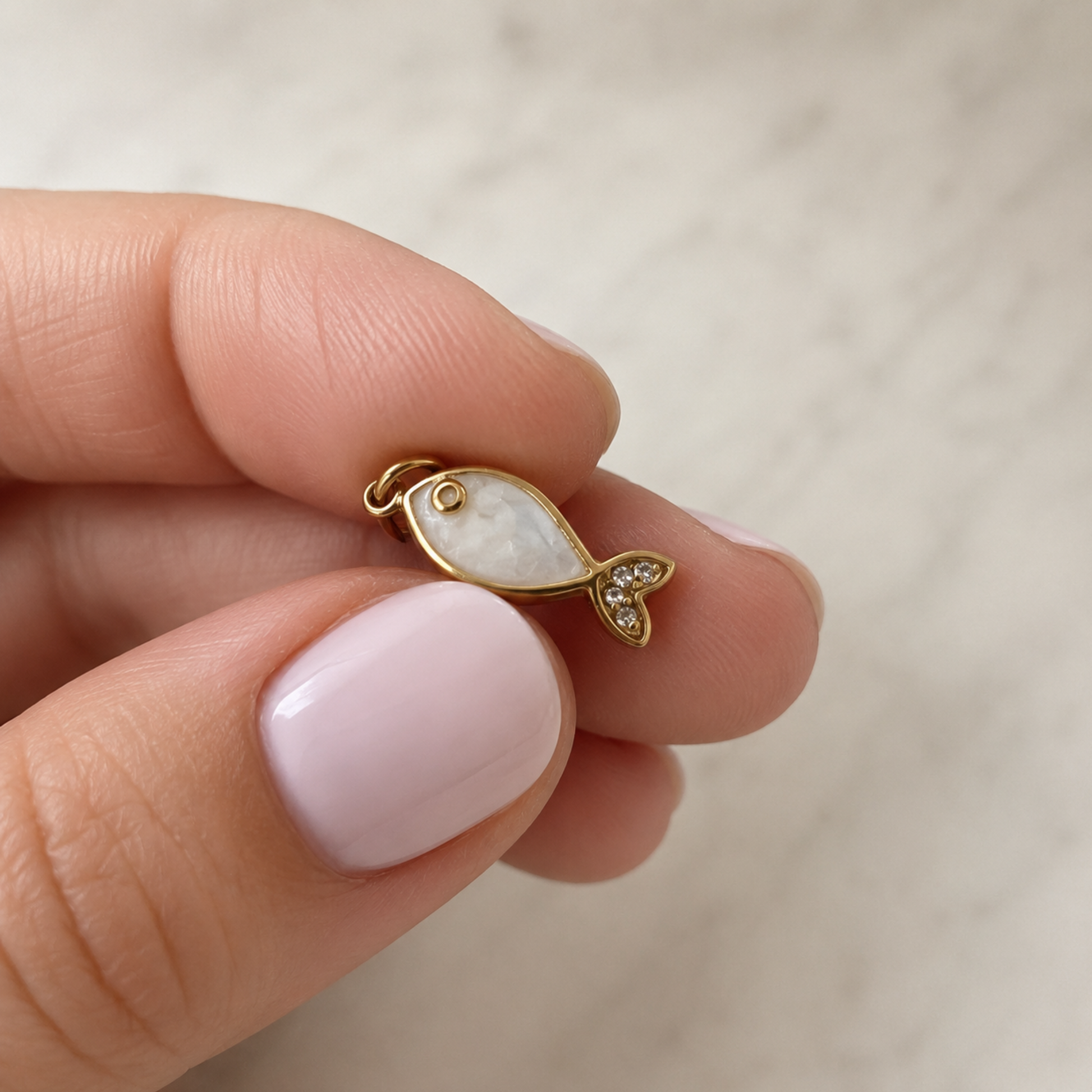 The Charm Bar – Hochwertiger, personalisierbarer Schmuck aus 18K PVD vergoldetem 316L Edelstahl. Wasserfeste Halsketten, Charms und Armbänder für einzigartige Kombinationen – jeder Charm erzählt deine Geschichte. Fish Charm. Little Fish Charm. Summer Charms. Fisch Charm.