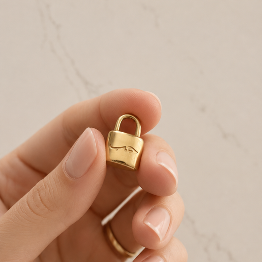 The Charm Bar – Hochwertiger, personalisierbarer Schmuck aus 18K PVD vergoldetem 316L Edelstahl. Wasserfeste Halsketten, Charms und Armbänder für einzigartige Kombinationen – jeder Charm erzählt deine Geschichte. Arabic-Charm. Arabische Charms. Islamic Charm.