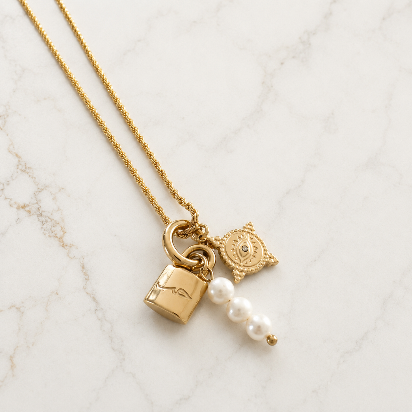 The Charm Bar – Hochwertiger, personalisierbarer Schmuck aus 18K PVD vergoldetem 316L Edelstahl. Wasserfeste Halsketten, Charms und Armbänder für einzigartige Kombinationen – jeder Charm erzählt deine Geschichte. Arabic-Charm. Arabische Charms. Islamic Charm.