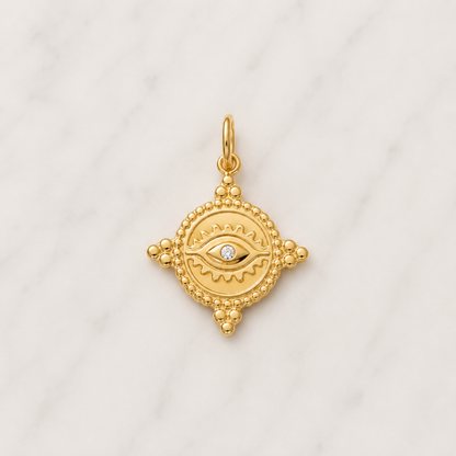 The Charm Bar – Hochwertiger, personalisierbarer Schmuck aus 18K PVD vergoldetem 316L Edelstahl. Wasserfeste Halsketten, Charms und Armbänder für einzigartige Kombinationen – jeder Charm erzählt deine Geschichte. Protection Charm. Nazar Charm. Evil Eye Charm.