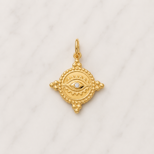 The Charm Bar – Hochwertiger, personalisierbarer Schmuck aus 18K PVD vergoldetem 316L Edelstahl. Wasserfeste Halsketten, Charms und Armbänder für einzigartige Kombinationen – jeder Charm erzählt deine Geschichte. Protection Charm. Nazar Charm. Evil Eye Charm.