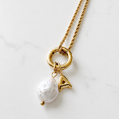 The Charm Bar – Hochwertiger, personalisierbarer Schmuck aus 18K PVD vergoldetem 316L Edelstahl. Wasserfeste Halsketten, Charms und Armbänder für einzigartige Kombinationen – jeder Charm erzählt deine Geschichte. Mini Karabiner. Karabiner Charm. 