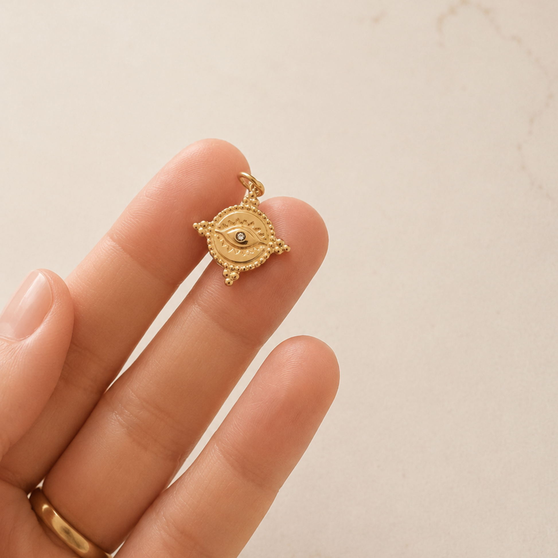 The Charm Bar – Hochwertiger, personalisierbarer Schmuck aus 18K PVD vergoldetem 316L Edelstahl. Wasserfeste Halsketten, Charms und Armbänder für einzigartige Kombinationen – jeder Charm erzählt deine Geschichte. Protection Charm. Nazar Charm. Evil Eye Charm.