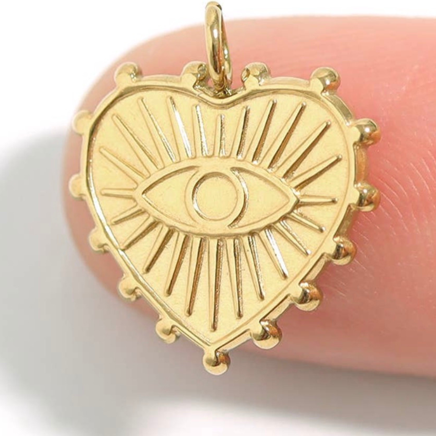 The Charm Bar – Hochwertiger, personalisierbarer Schmuck aus 18K PVD vergoldetem 316L Edelstahl. Wasserfeste Halsketten, Charms und Armbänder für einzigartige Kombinationen – jeder Charm erzählt deine Geschichte. Nazar  Charm Evil Eye Charm.