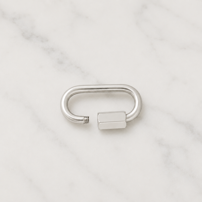 The Charm Bar – Hochwertiger, personalisierbarer Schmuck aus 18K PVD vergoldetem 316L Edelstahl. Wasserfeste Halsketten, Charms und Armbänder für einzigartige Kombinationen – jeder Charm erzählt deine Geschichte. Mini Karabiner. Karabiner Charm. 