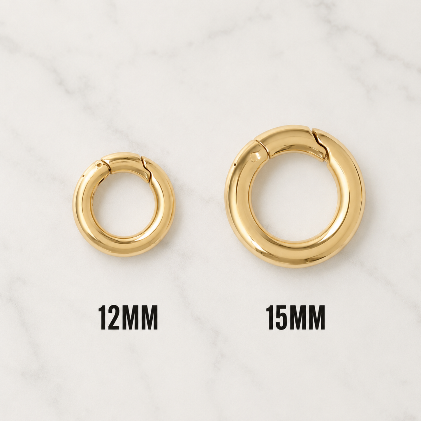 The Charm Bar – Hochwertiger, personalisierbarer Schmuck aus 18K PVD vergoldetem 316L Edelstahl. Wasserfeste Halsketten, Charms und Armbänder für einzigartige Kombinationen – jeder Charm erzählt deine Geschichte. Mini Karabiner. Karabiner Charm. 