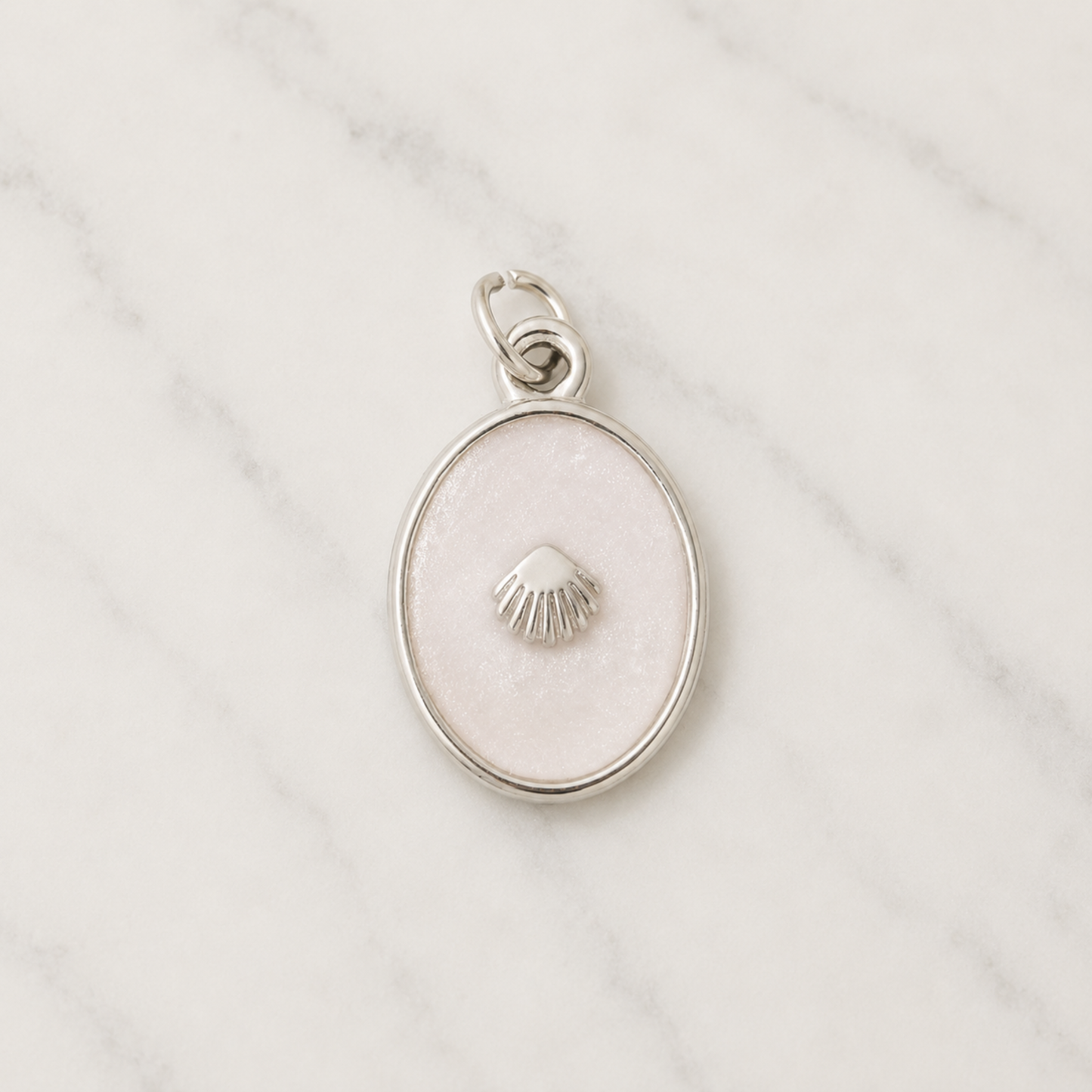 The Charm Bar – Hochwertiger, personalisierbarer Schmuck aus 18K PVD vergoldetem 316L Edelstahl. Wasserfeste Halsketten, Charms und Armbänder für einzigartige Kombinationen – jeder Charm erzählt deine Geschichte. The Seashell-Charm. Muschel-Chart. Summer Charms.