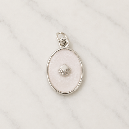 The Charm Bar – Hochwertiger, personalisierbarer Schmuck aus 18K PVD vergoldetem 316L Edelstahl. Wasserfeste Halsketten, Charms und Armbänder für einzigartige Kombinationen – jeder Charm erzählt deine Geschichte. The Seashell-Charm. Muschel-Chart. Summer Charms.