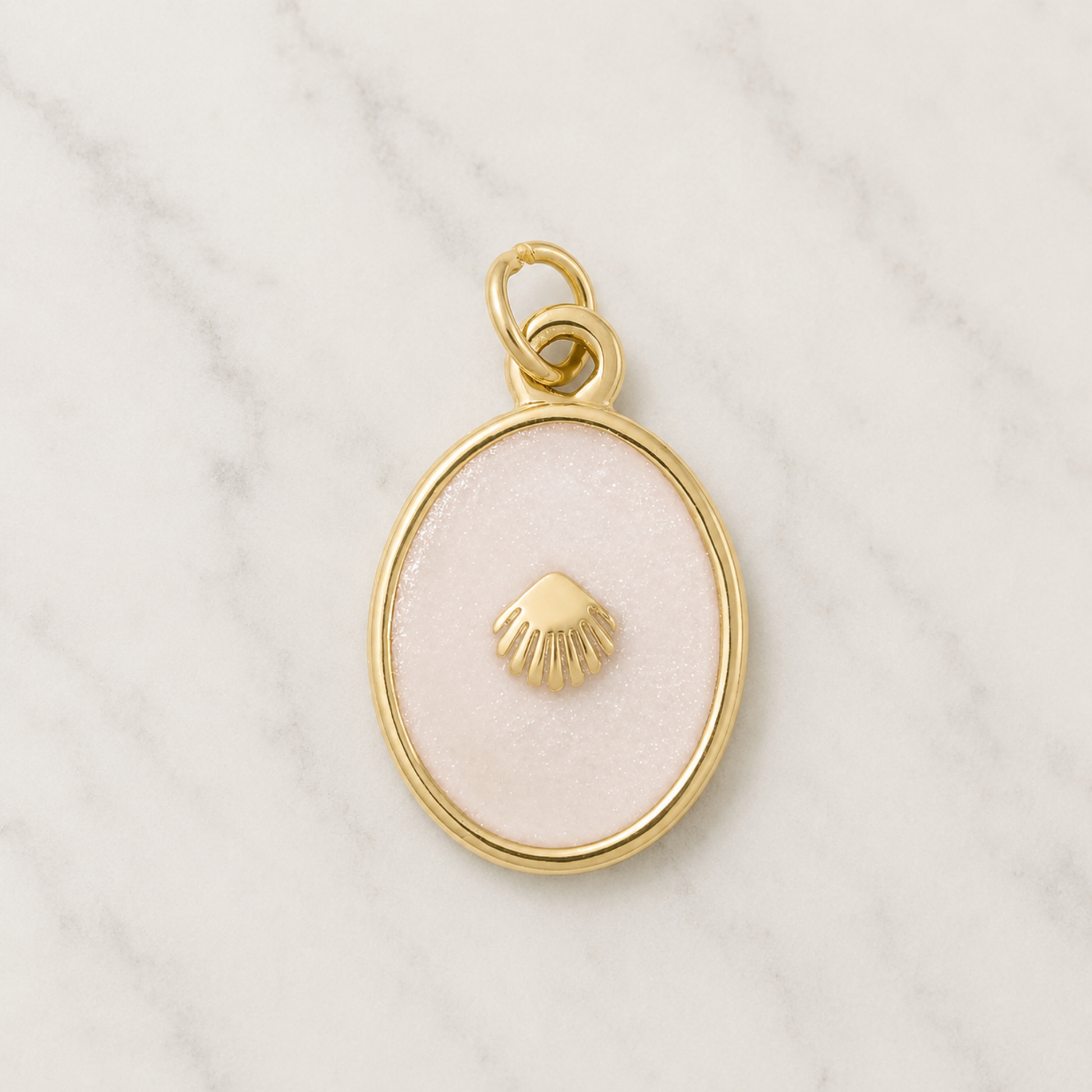 The Charm Bar – Hochwertiger, personalisierbarer Schmuck aus 18K PVD vergoldetem 316L Edelstahl. Wasserfeste Halsketten, Charms und Armbänder für einzigartige Kombinationen – jeder Charm erzählt deine Geschichte. The Seashell-Charm. Muschel-Chart. Summer Charms.