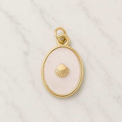 The Charm Bar – Hochwertiger, personalisierbarer Schmuck aus 18K PVD vergoldetem 316L Edelstahl. Wasserfeste Halsketten, Charms und Armbänder für einzigartige Kombinationen – jeder Charm erzählt deine Geschichte. The Seashell-Charm. Muschel-Chart. Summer Charms.