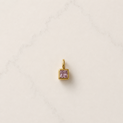 The Charm Bar – Hochwertiger, personalisierbarer Schmuck aus 18K PVD vergoldetem 316L Edelstahl. Wasserfeste Halsketten, Charms und Armbänder für einzigartige Kombinationen – jeder Charm erzählt deine Geschichte. Rosa Zirkonia-Charm. Pandora. 