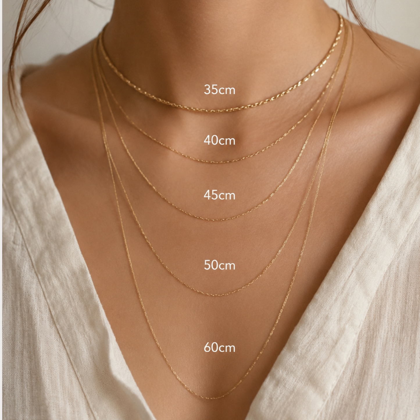 The Charm Bar – Hochwertiger, personalisierbarer Schmuck aus 18K PVD vergoldetem 316L Edelstahl. Wasserfeste Halsketten, Charms und Armbänder für einzigartige Kombinationen – jeder Charm erzählt deine Geschichte. Figaro Kette.