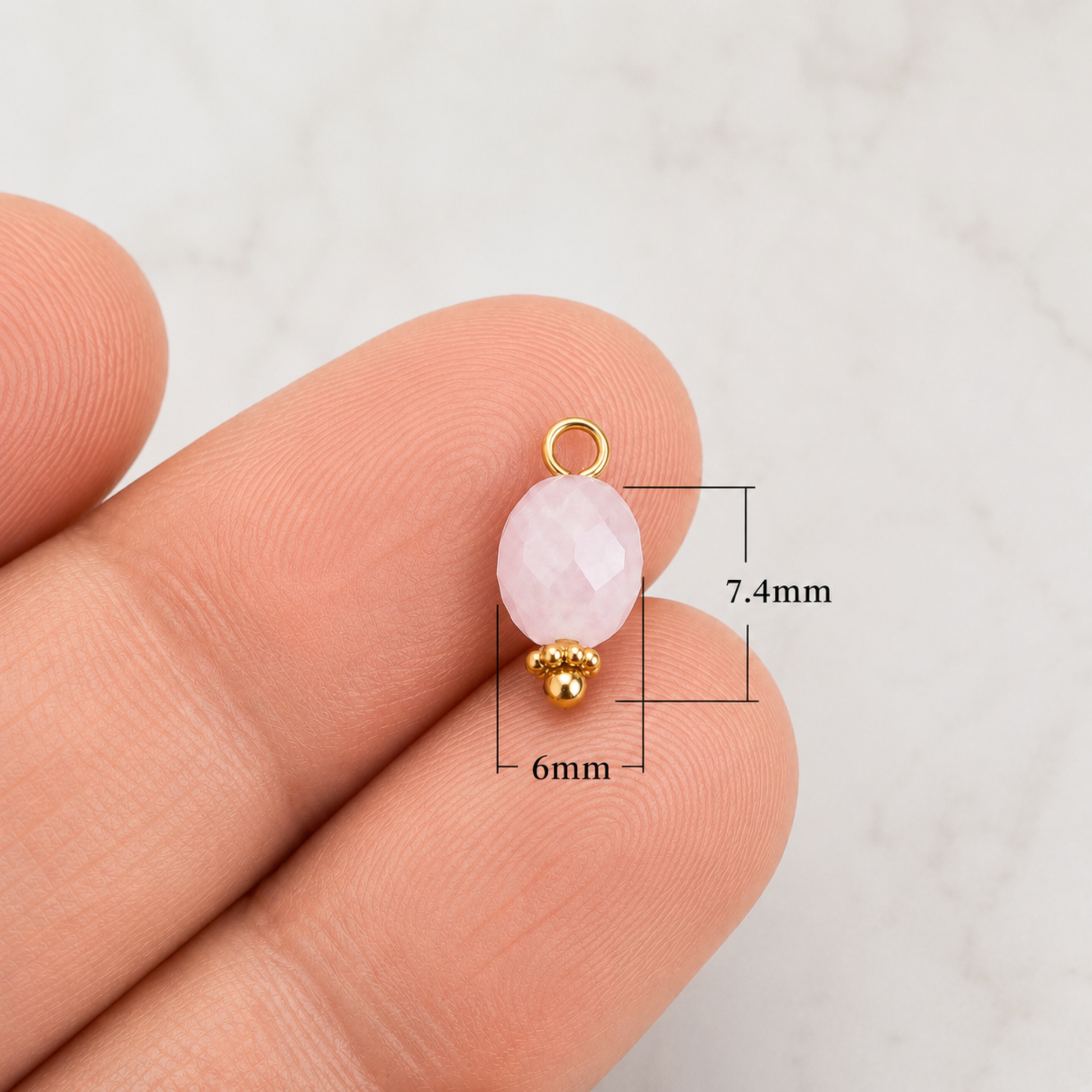 The Charm Bar – Hochwertiger, personalisierbarer Schmuck aus 18K PVD vergoldetem 316L Edelstahl. Wasserfeste Halsketten, Charms und Armbänder für einzigartige Kombinationen – jeder Charm erzählt deine Geschichte. Echter Edelstein-Charm.